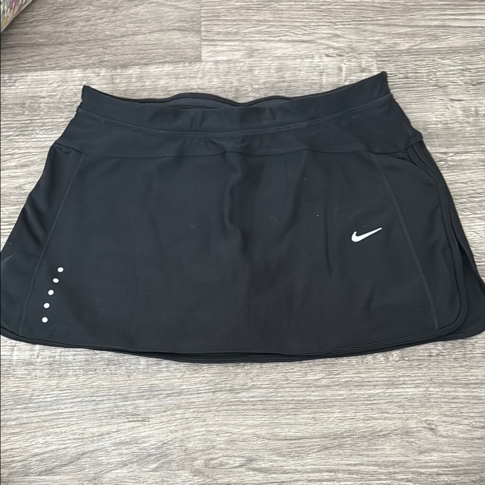 Nike Black and White Athletic Skorts with Moisture-Wicking Fabric